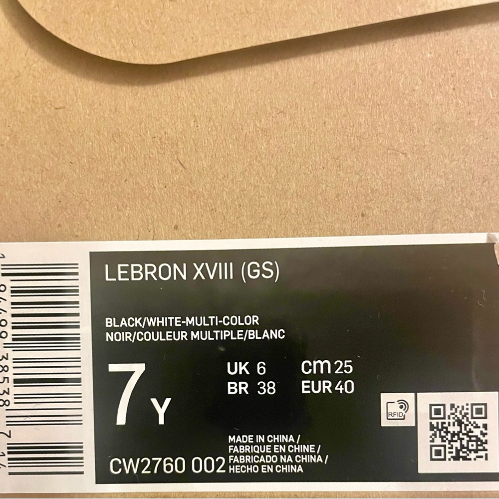 Lebron XVII (GS) shoes - barely worn - Picture 2 of 6